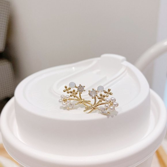 NEW 14K Gold Plated Diamond Flower Stud Earrings a - Picture 4 of 10